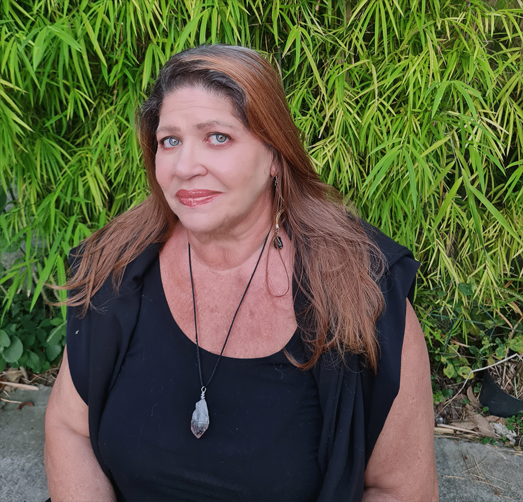 Foto profissional de Sandra Scudiero, autora do e-book Visitantes Indesejados e especialista em estratégias para superar pensamentos intrusivos.