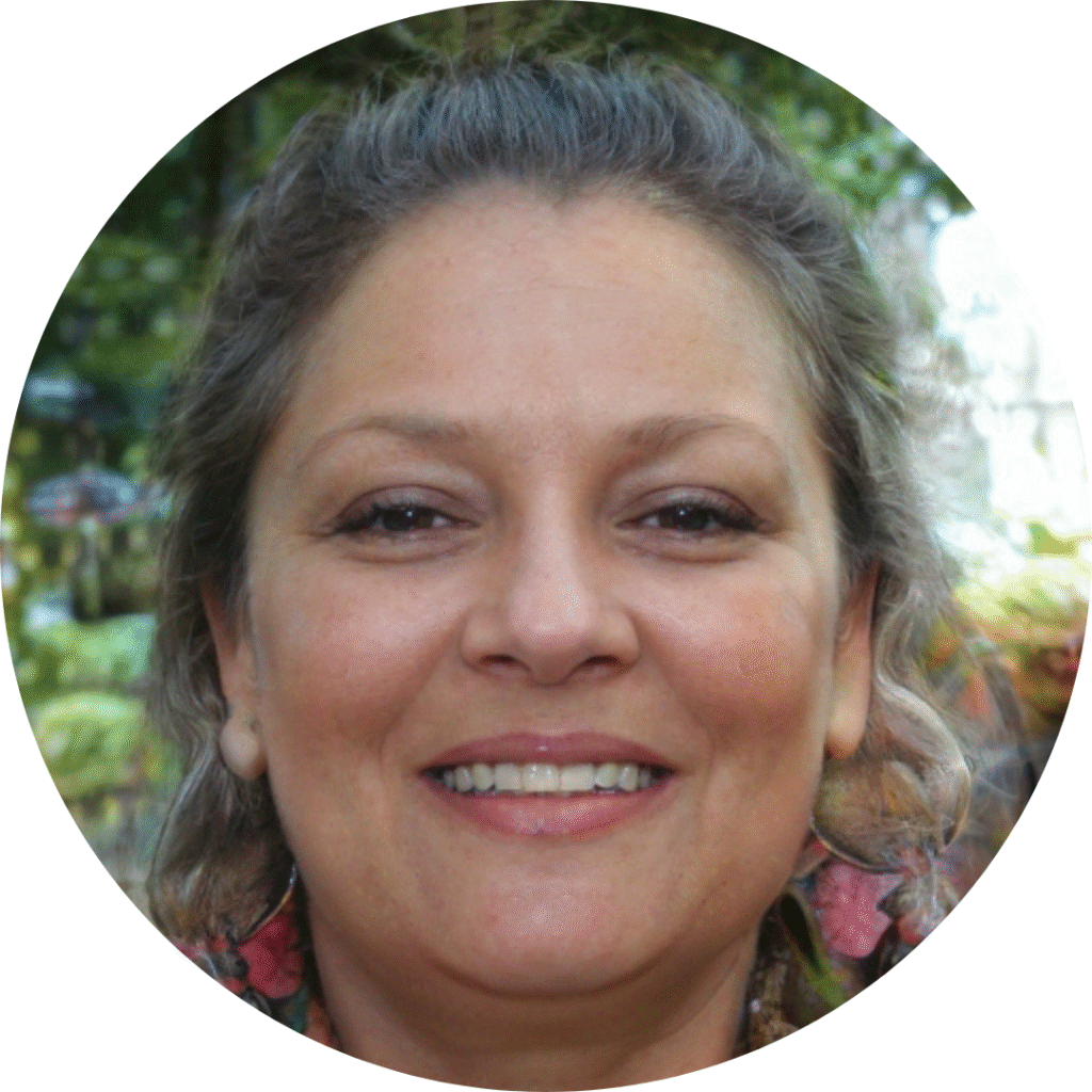 Foto de Carla F. Almeida, que recomenda o e-book 'Visitantes Indesejados' em seu depoimento sobre como o guia a ajudou a encontrar paz mental.